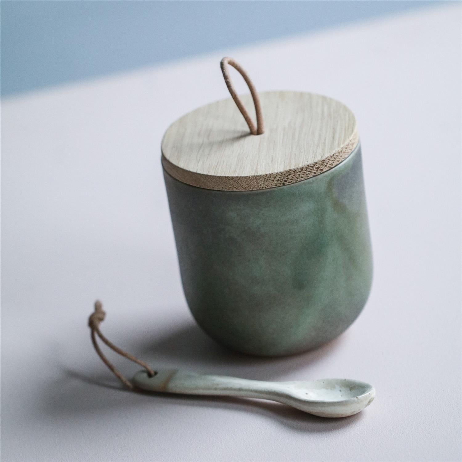 KRUKKE MED LOKK CELADON GRØNN - PREG Interiør