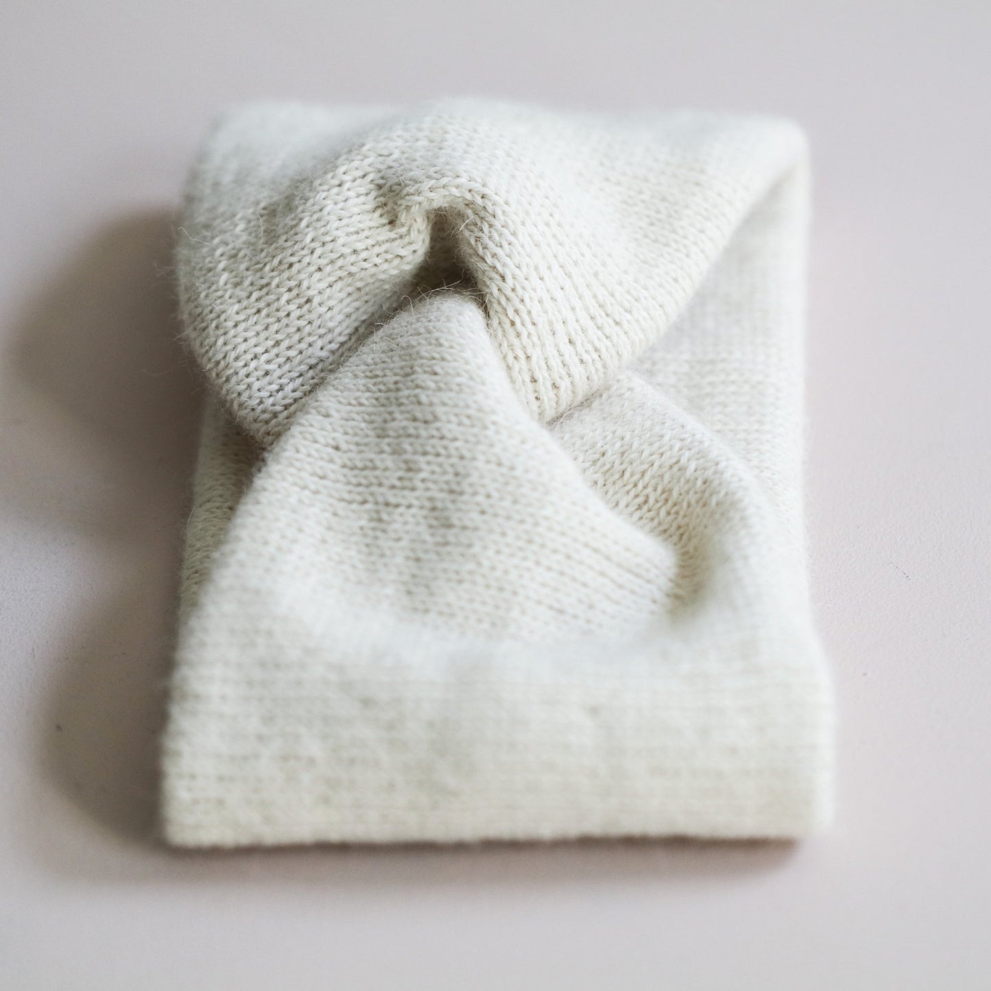 PANNEBÅND TVIST ALPAKKA HVIT - PREG Interiør