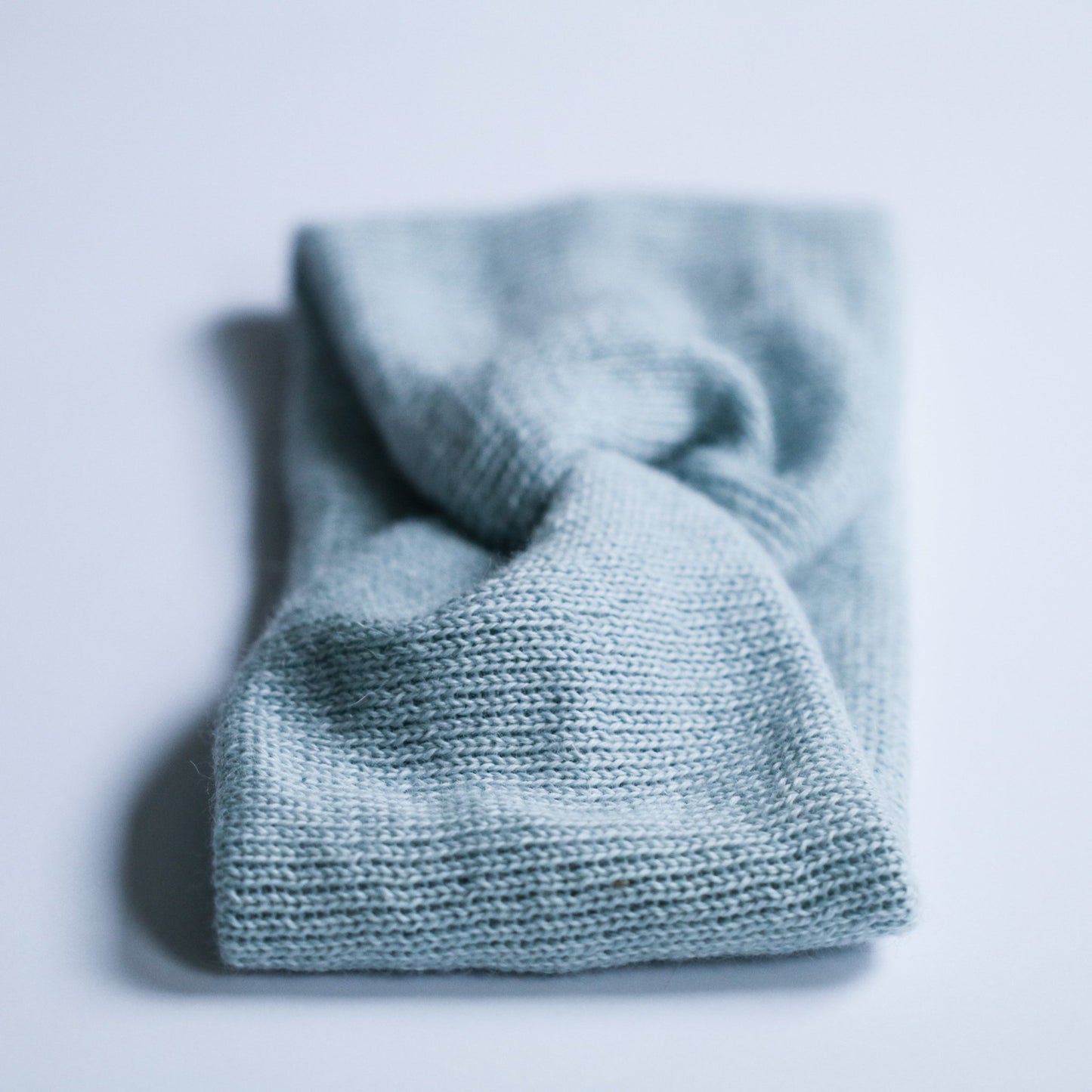 PANNEBÅND TVIST ALPAKKA LYS BLÅ - PREG Interiør