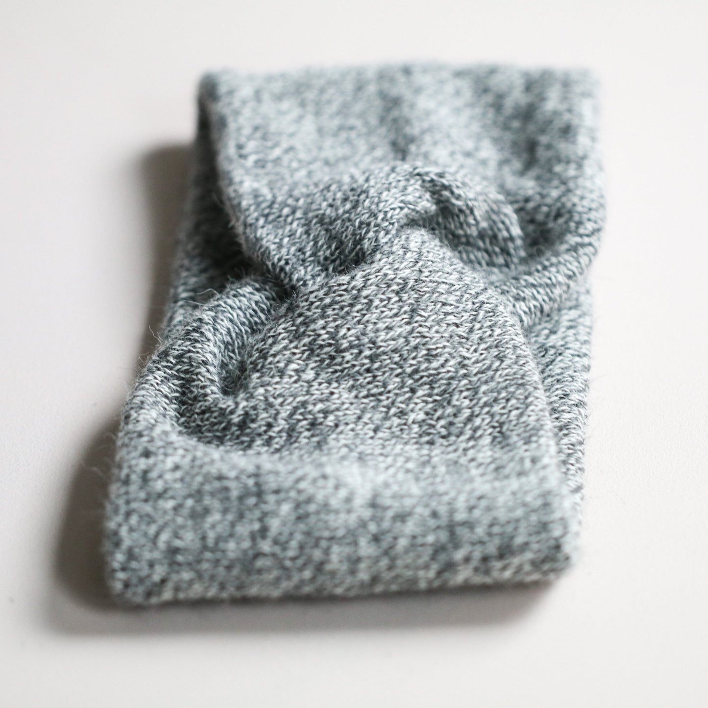 PANNEBÅND TVIST ALPAKKA MELERT HVIT - PREG Interiør