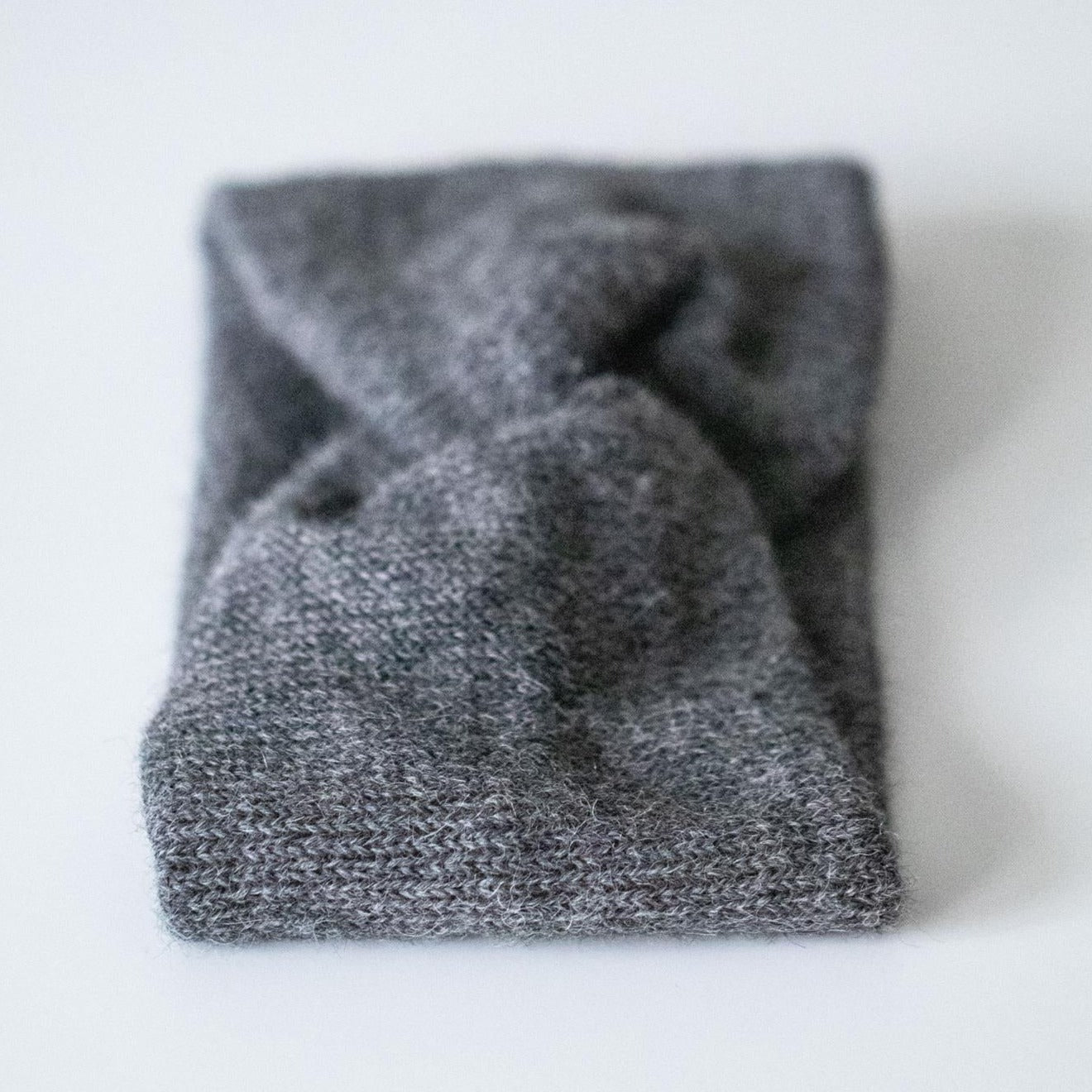 PANNEBÅND TVIST ALPAKKA MELERT MØRK GRÅ - PREG Interiør