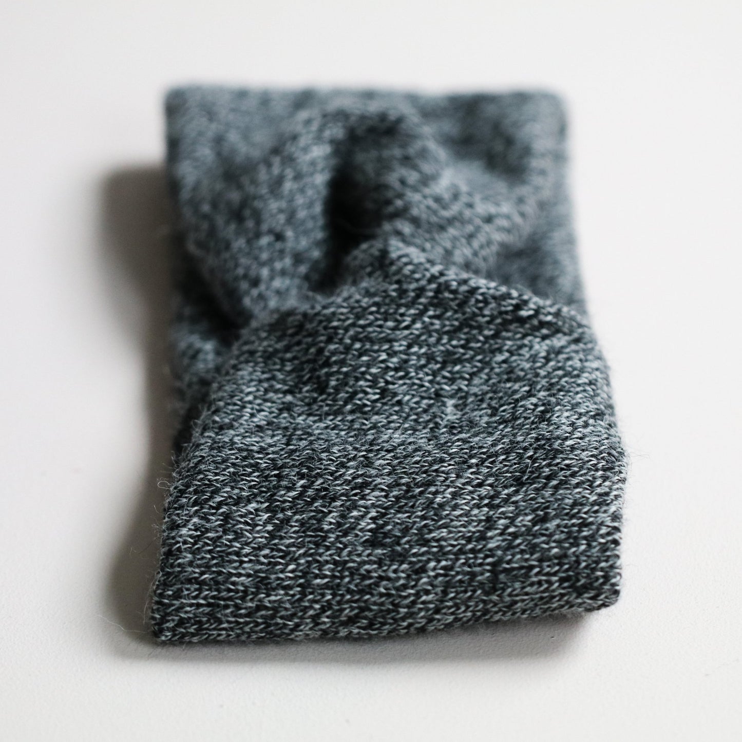 PANNEBÅND TVIST ALPAKKA MELERT SORT - PREG Interiør