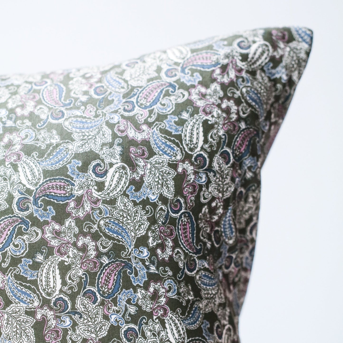 PUTETREKK 50 X 50 GRØNN PAISLEY - PREG Interiør