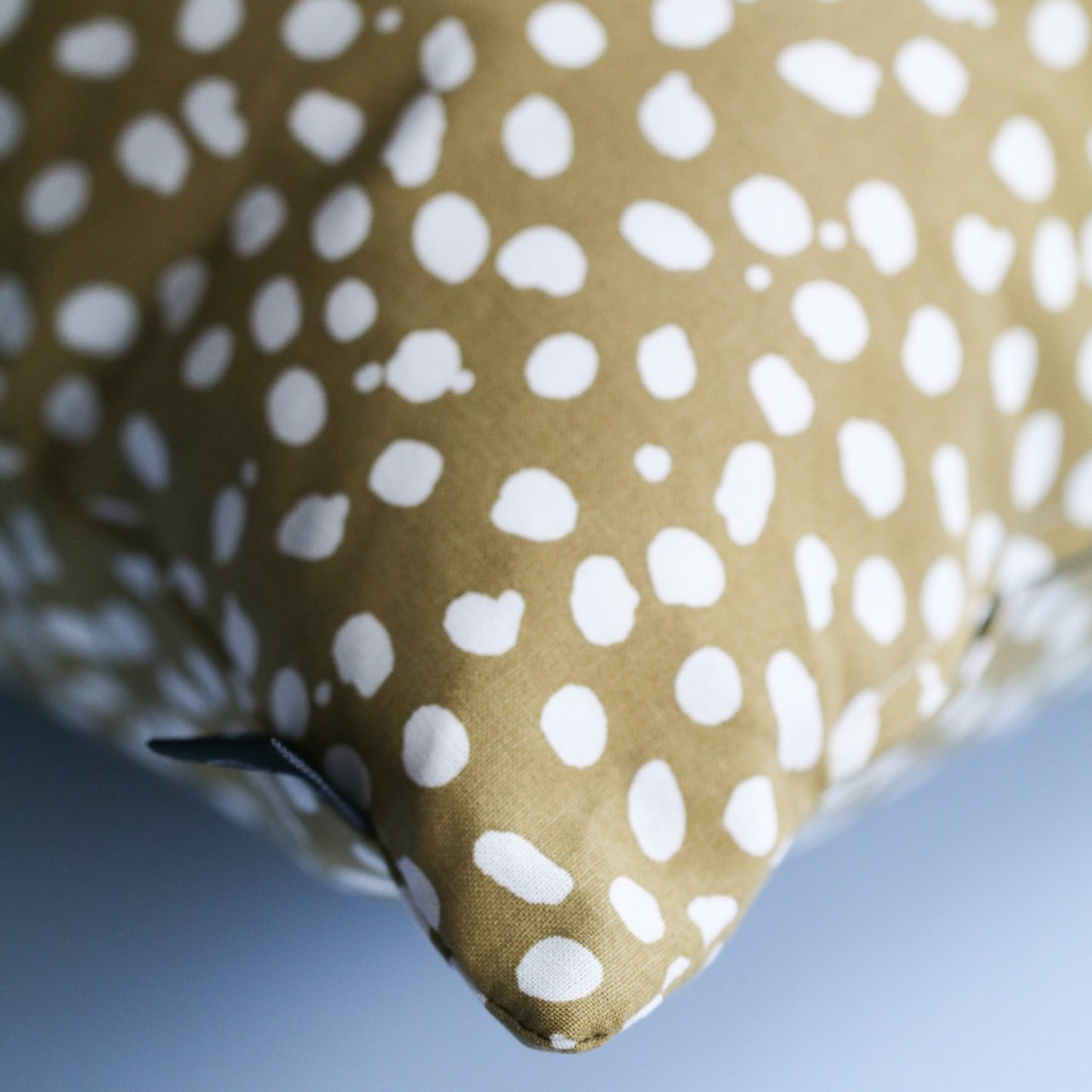 PUTETREKK 50 X 50 OLIVEN MED DOTS - PREG Interiør