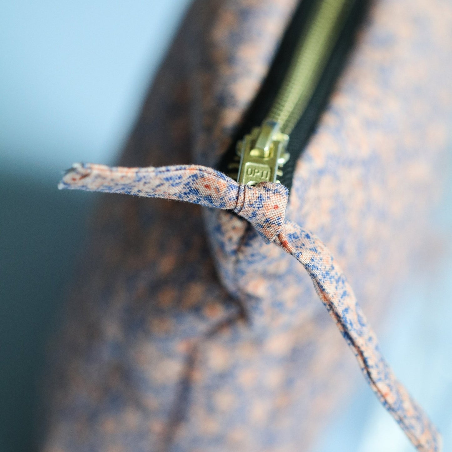 QUILTET CLUTCH FERSKEN OG LILLA BLOMSTER - PREG Interiør