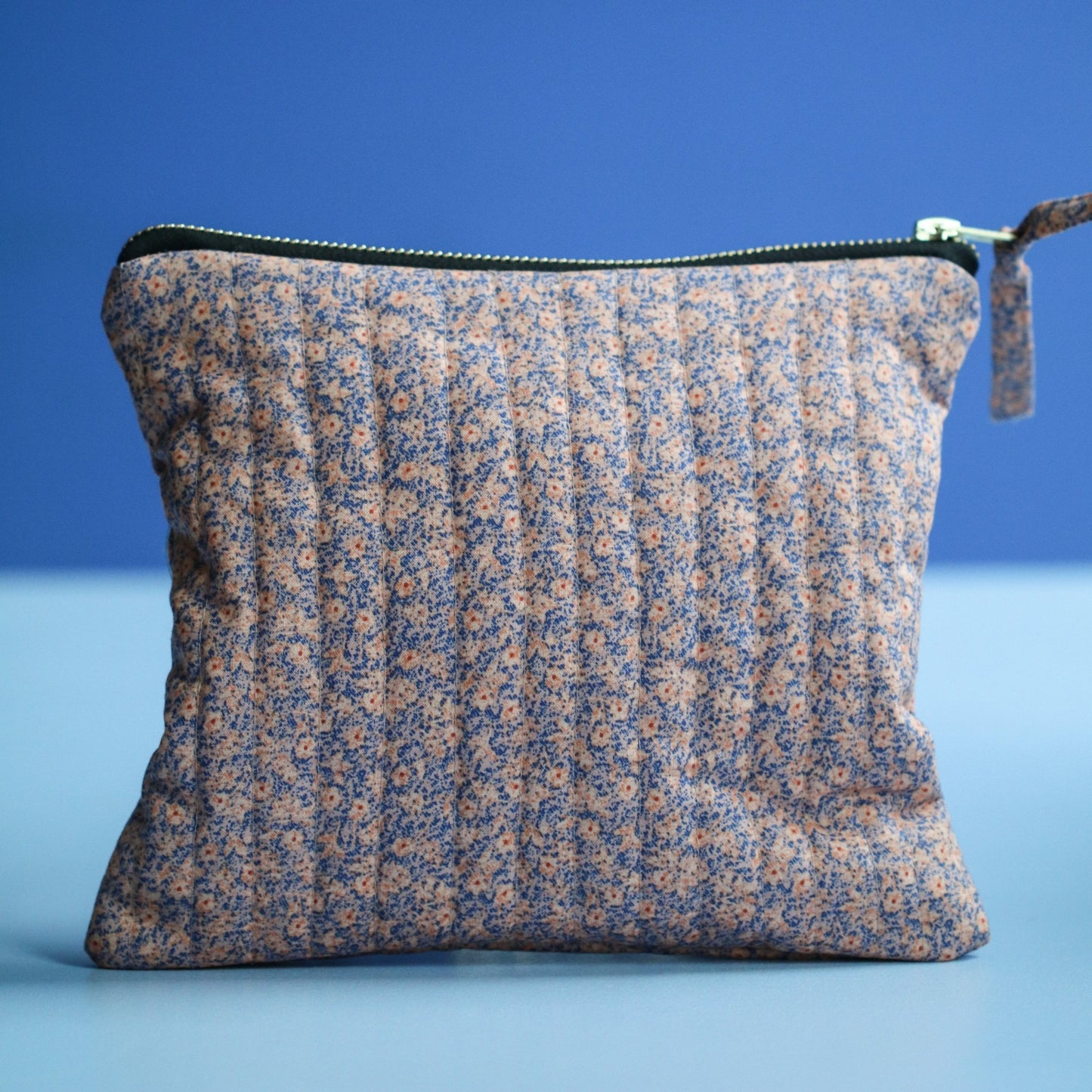 QUILTET CLUTCH FERSKEN OG LILLA BLOMSTER - PREG Interiør