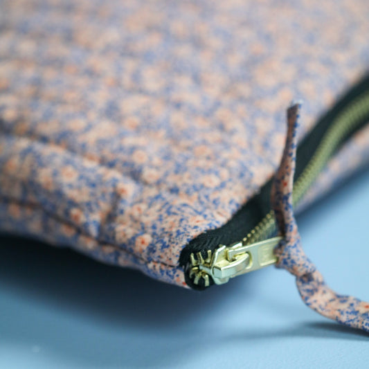 QUILTET CLUTCH FERSKEN OG LILLA BLOMSTER - PREG Interiør