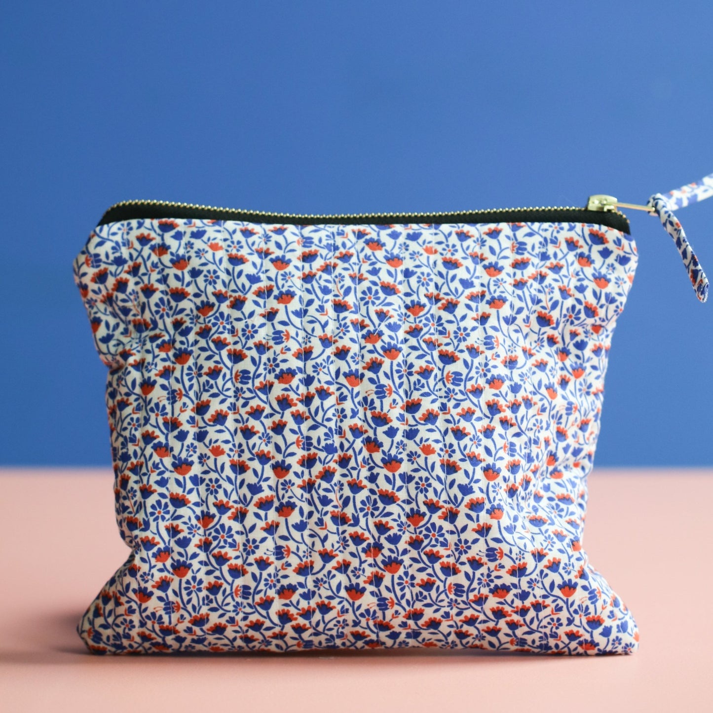 QUILTET CLUTCH OFFWHITE MED BLÅ BLOMSTER - PREG Interiør