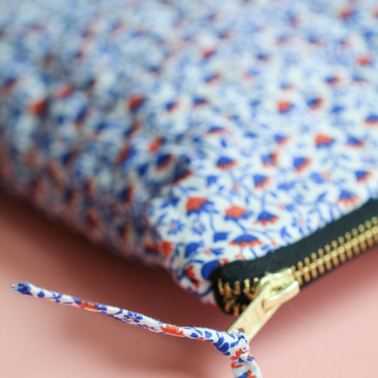 QUILTET CLUTCH OFFWHITE MED BLÅ BLOMSTER - PREG Interiør