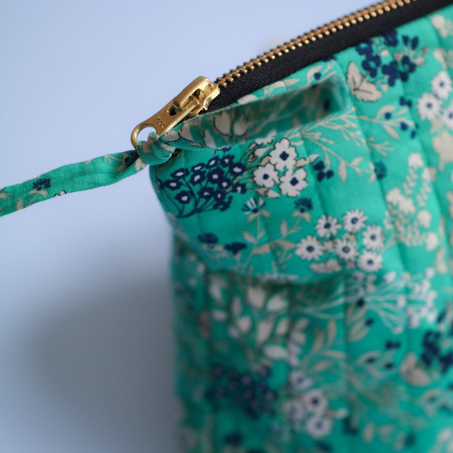 QUILTET CLUTCH SMARAGDGRØNN MED BLOMSTER - PREG Interiør