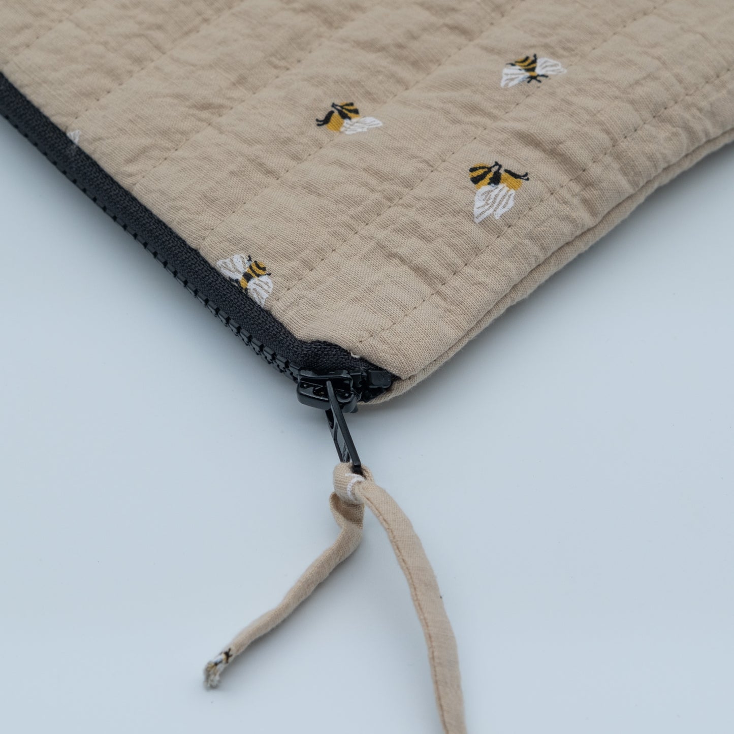 Quiltet clutch liten sand med bier