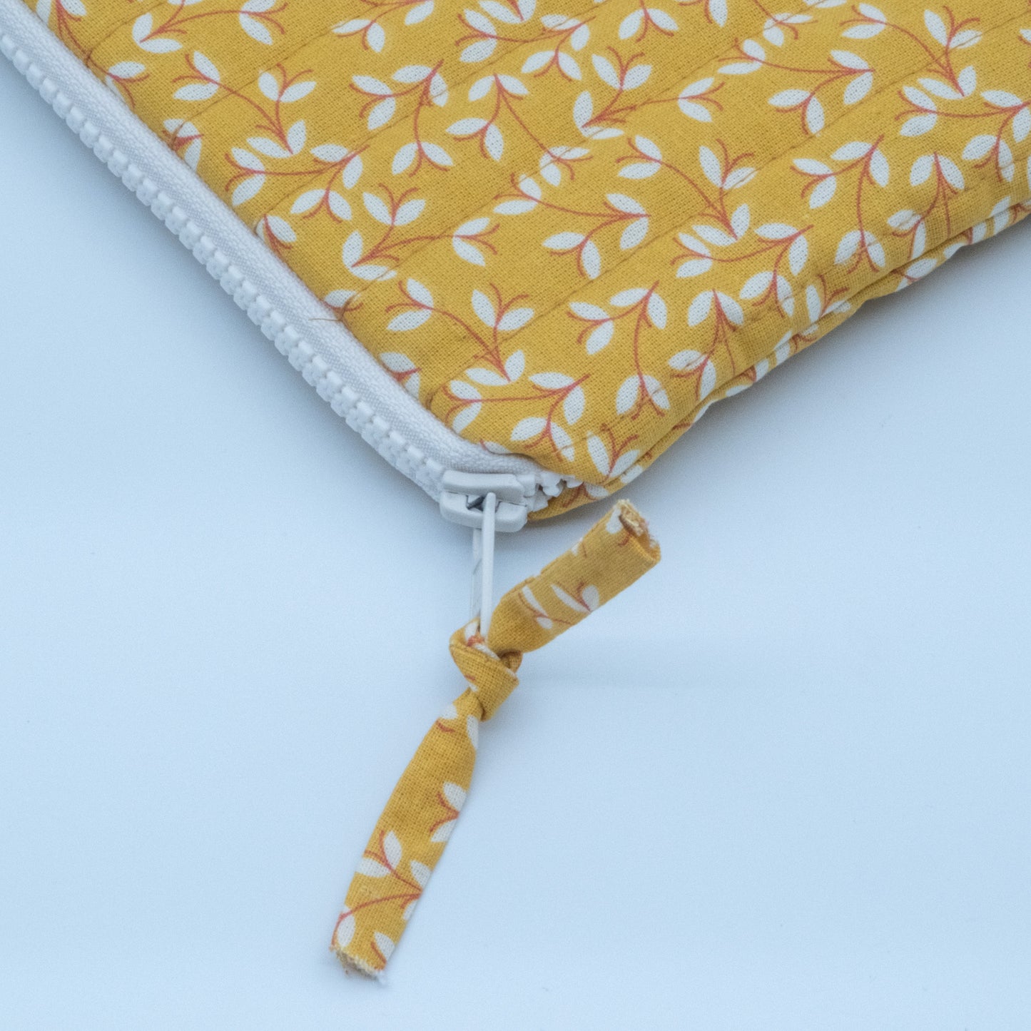 Quiltet clutch liten gul med blomster