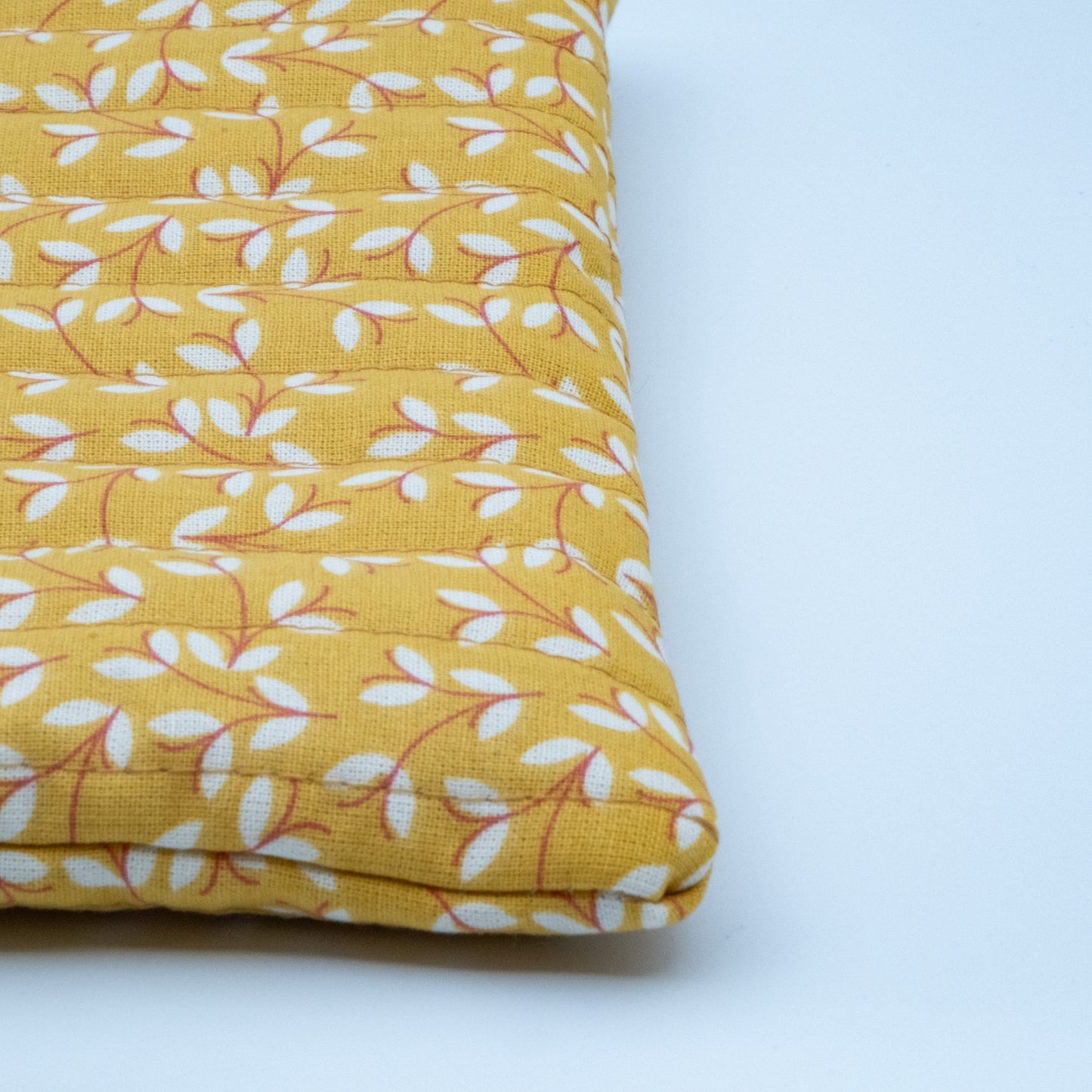 Quiltet clutch liten gul med blomster