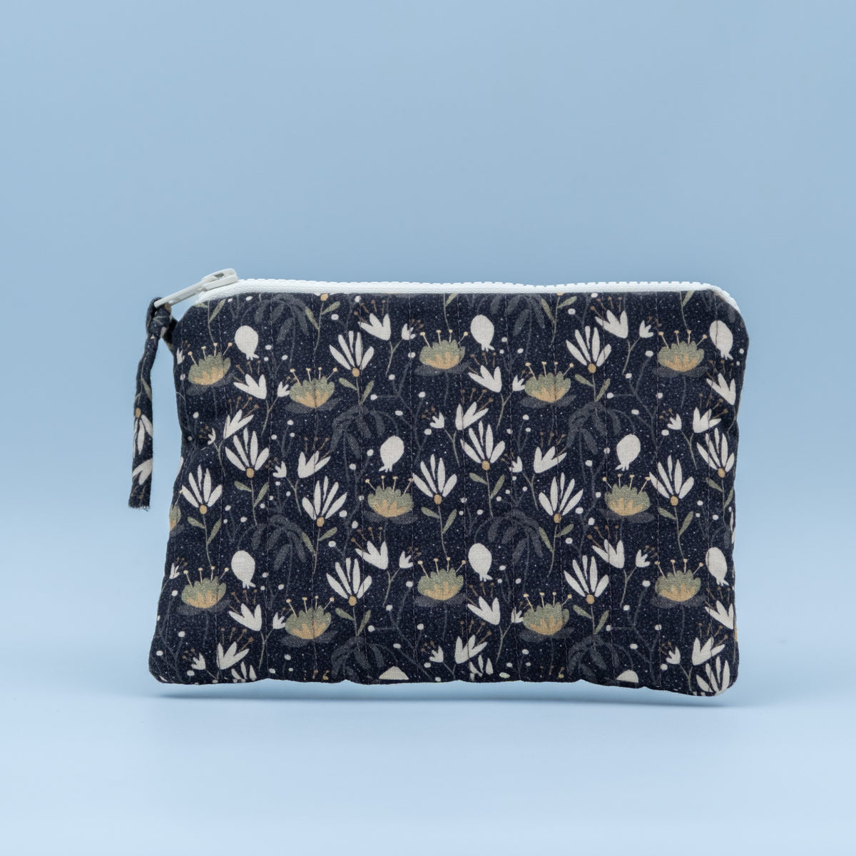 Quiltet clutch liten svart med hvite blomster