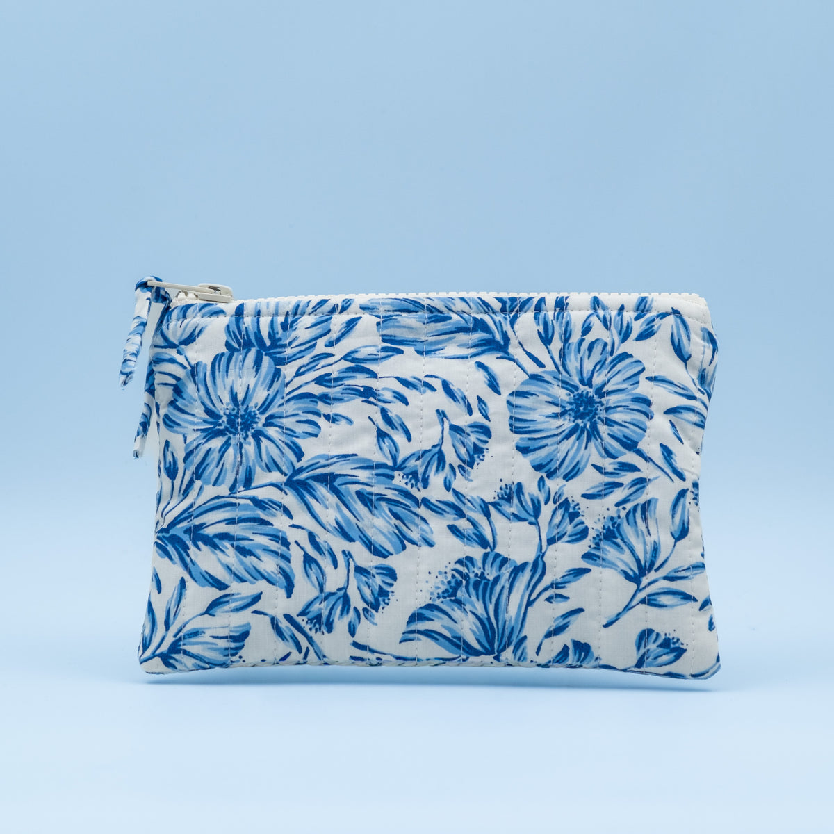 Quiltet clutch liten hvit med blå blomster
