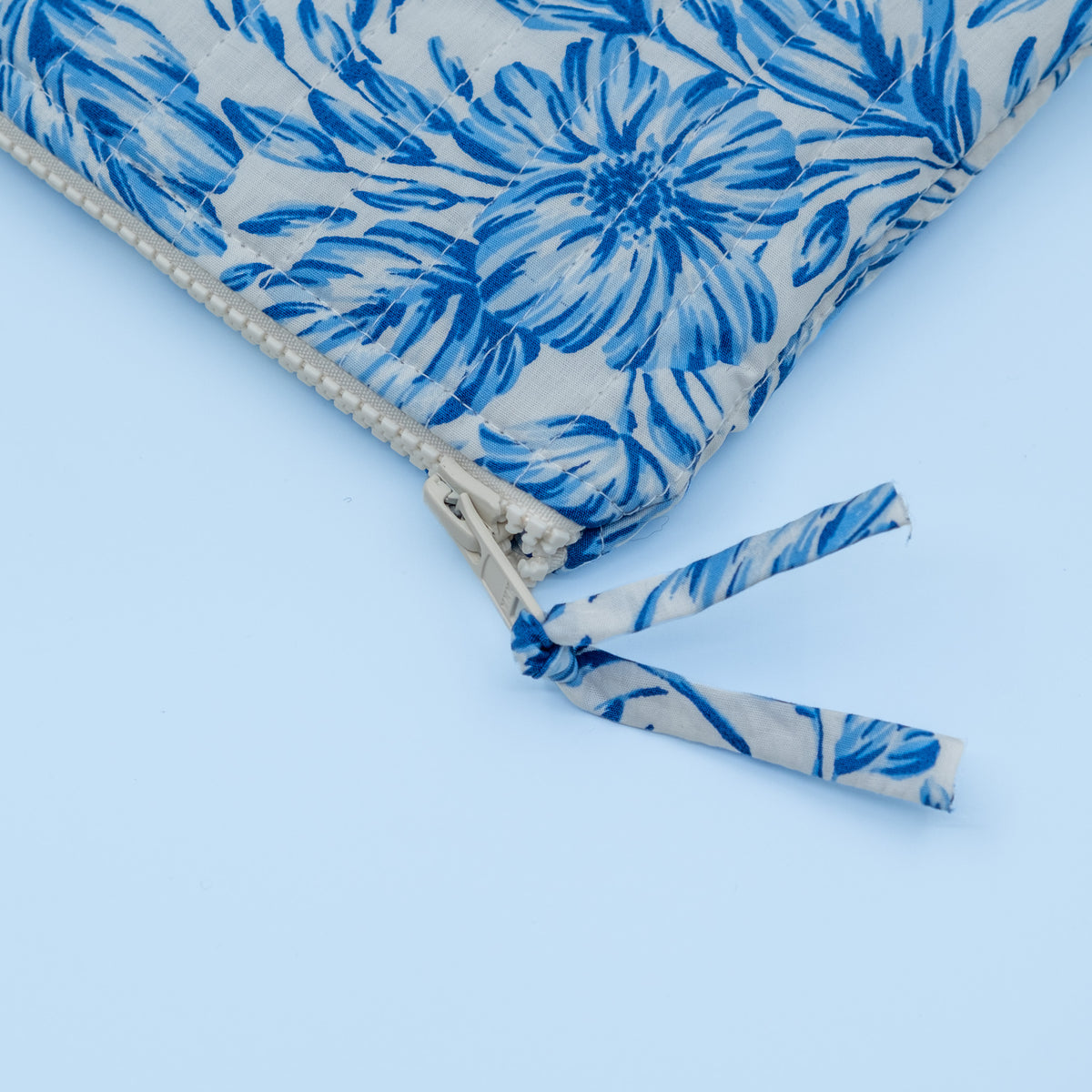 Quiltet clutch liten hvit med blå blomster