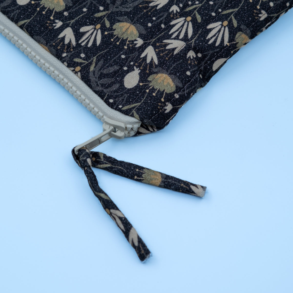 Quiltet clutch liten svart med hvite blomster