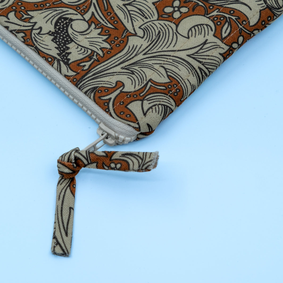Quiltet clutch liten brun med paisley
