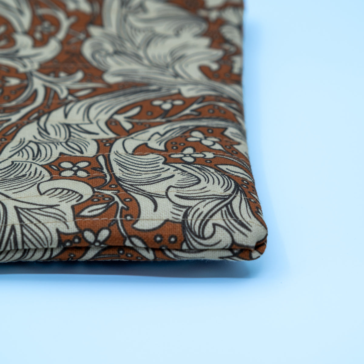 Quiltet clutch liten brun med paisley