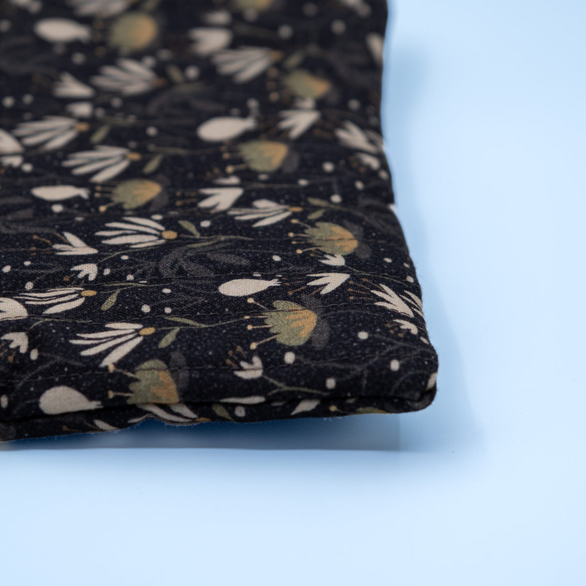 Quiltet clutch liten svart med hvite blomster