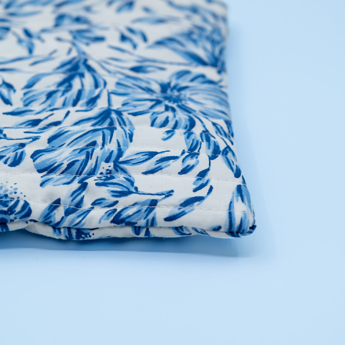 Quiltet clutch liten hvit med blå blomster
