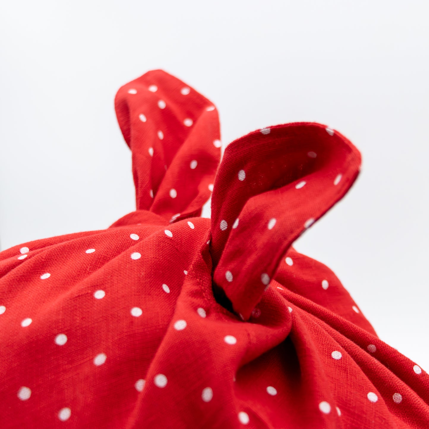 Lin knytekurv rød med prikker