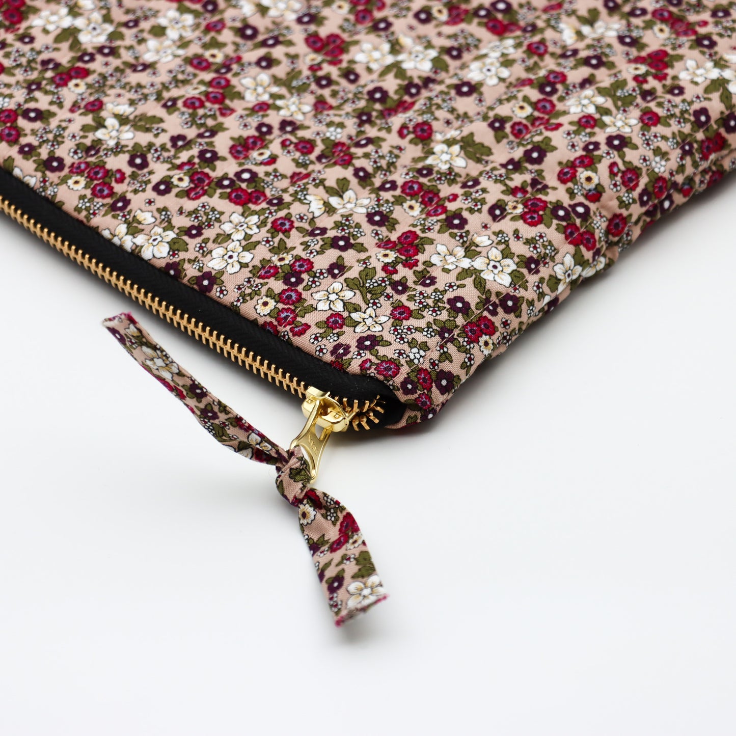 QUILTET CLUTCH LYS LYNG MED SMÅ BLOMSTER