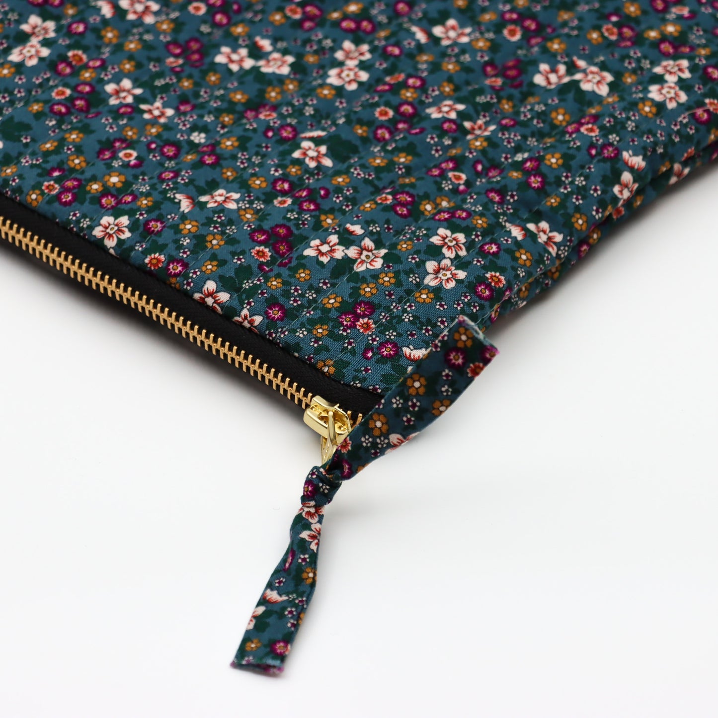 QUILTET CLUTCH PETROL MED MULTIFARGEDE BLOMSTER