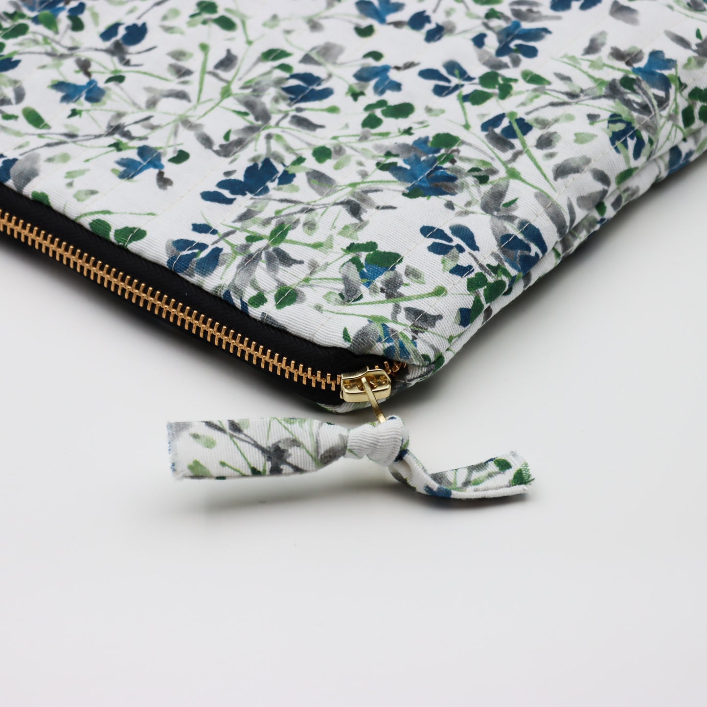 QUILTET CLUTCH HVIT MED BLÅ /GRÅ/GRØNNE BLOMSTER