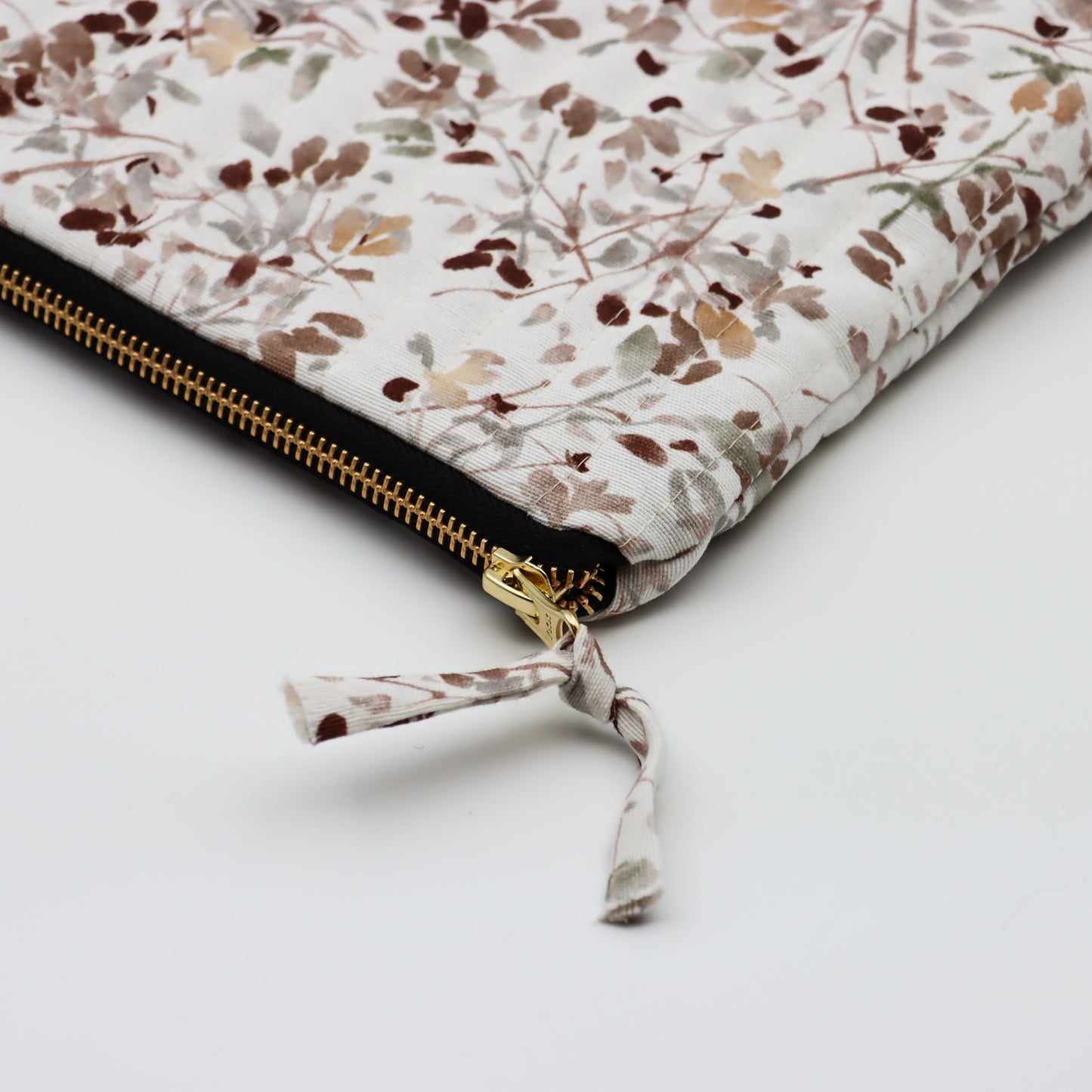 QUILTET CLUTCH HVIT MED BEIGE/BRUN BLOMSTER