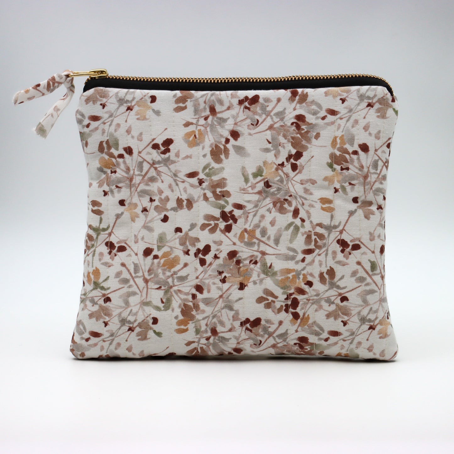 QUILTET CLUTCH HVIT MED BEIGE/BRUN BLOMSTER