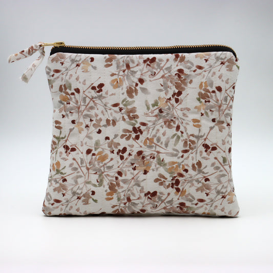 QUILTET CLUTCH HVIT MED BEIGE/BRUN BLOMSTER