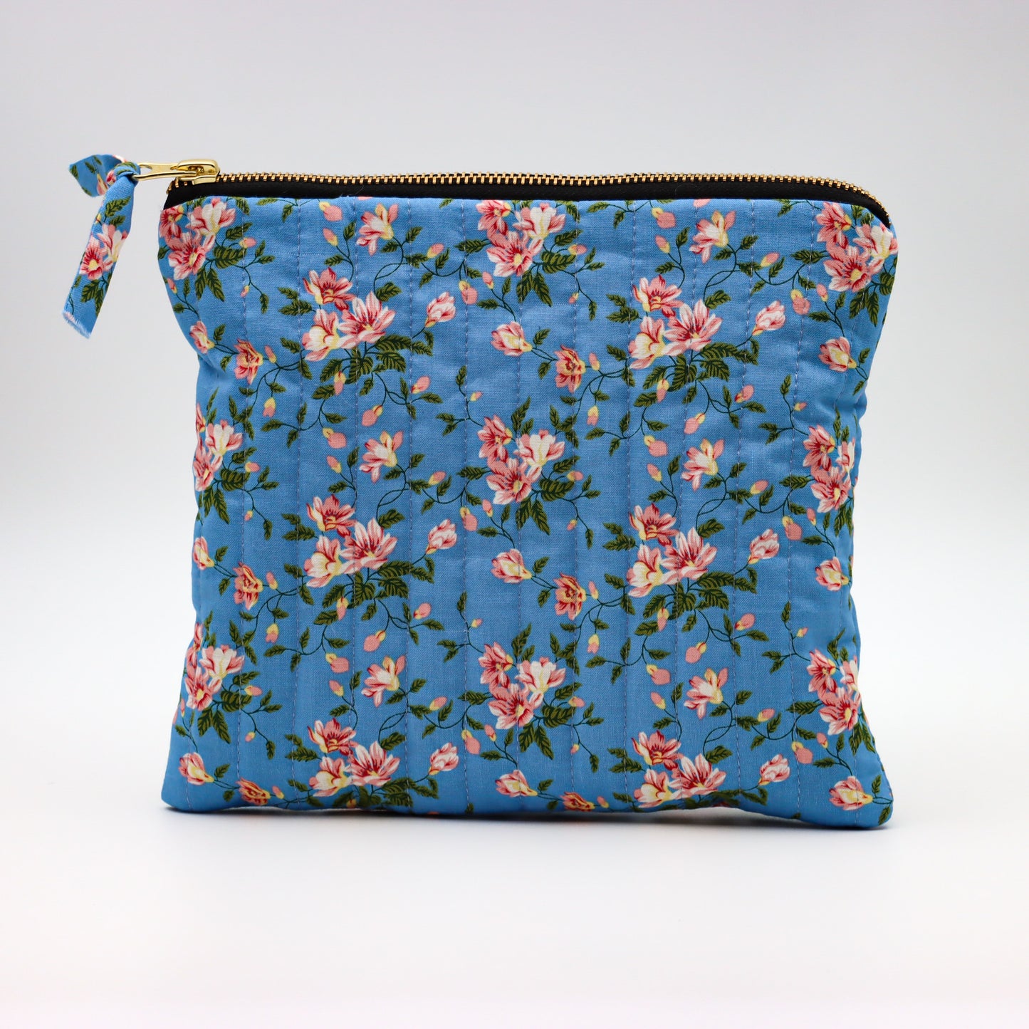 QUILTET CLUTCH BLÅ MED ROSA BLOMSTER