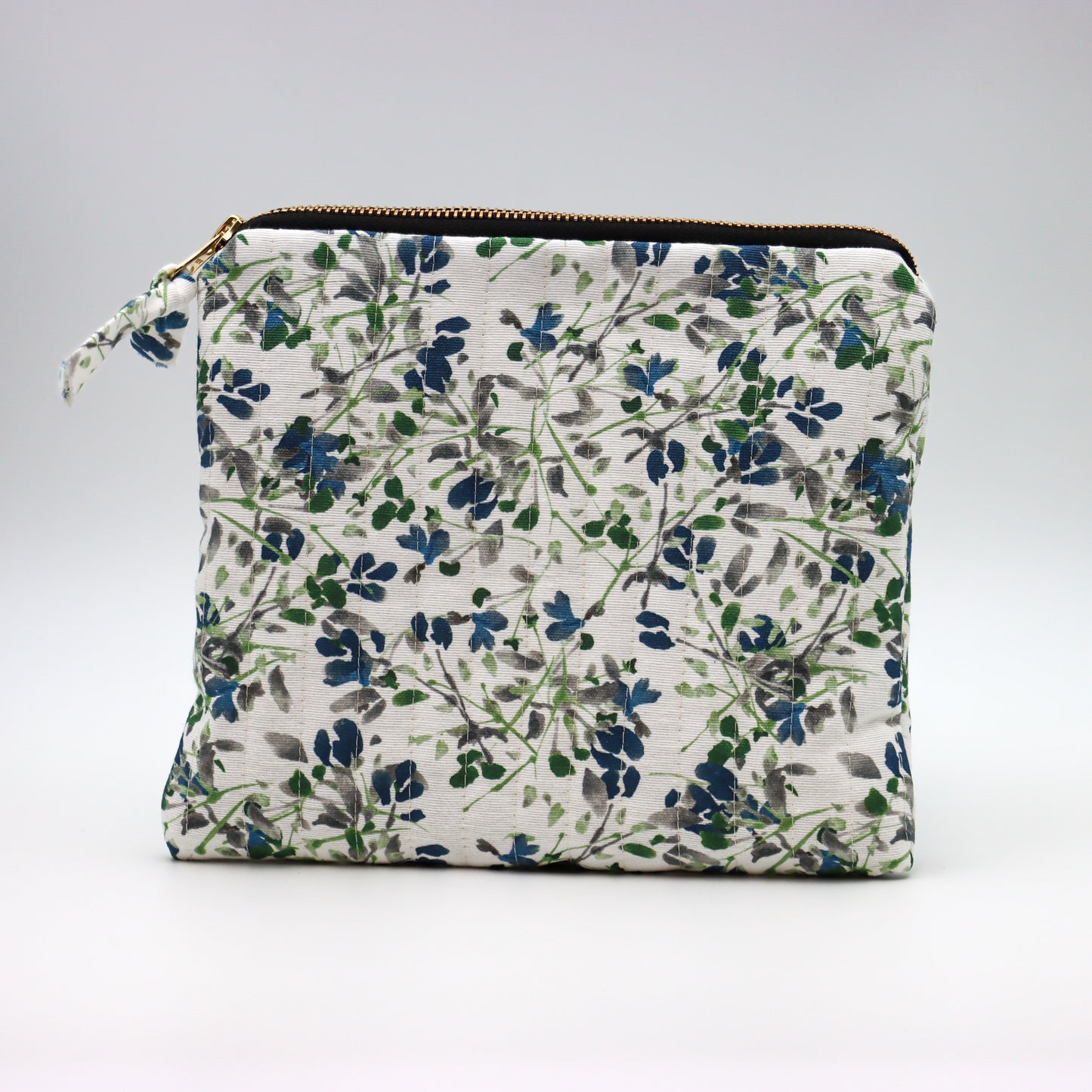 QUILTET CLUTCH HVIT MED BLÅ /GRÅ/GRØNNE BLOMSTER