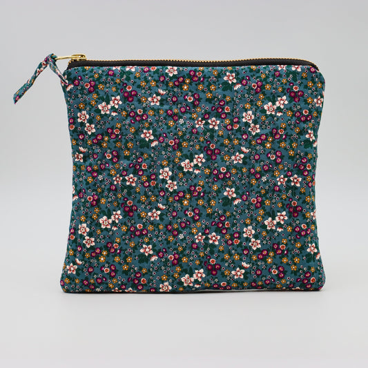 QUILTET CLUTCH PETROL MED MULTIFARGEDE BLOMSTER