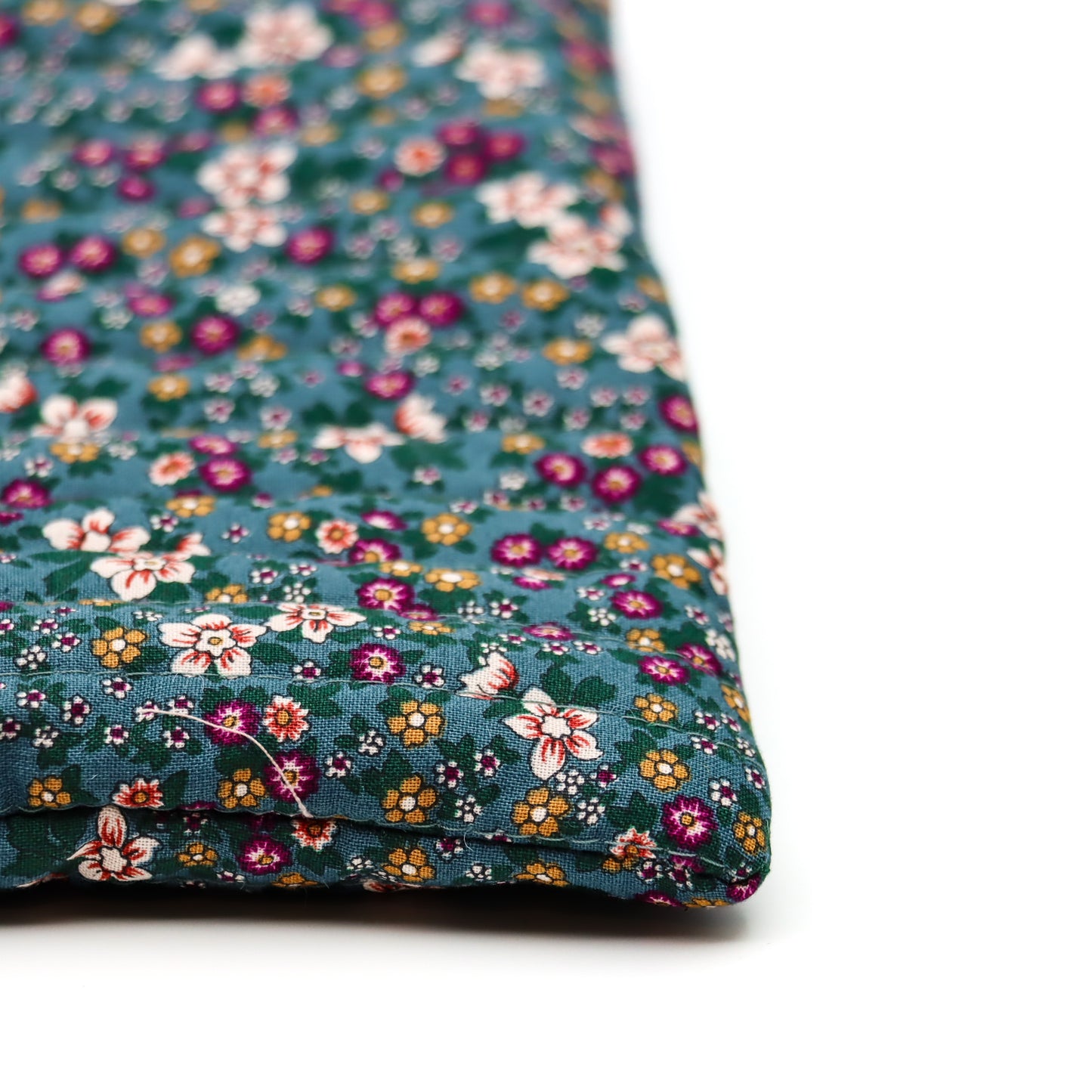 QUILTET CLUTCH PETROL MED MULTIFARGEDE BLOMSTER