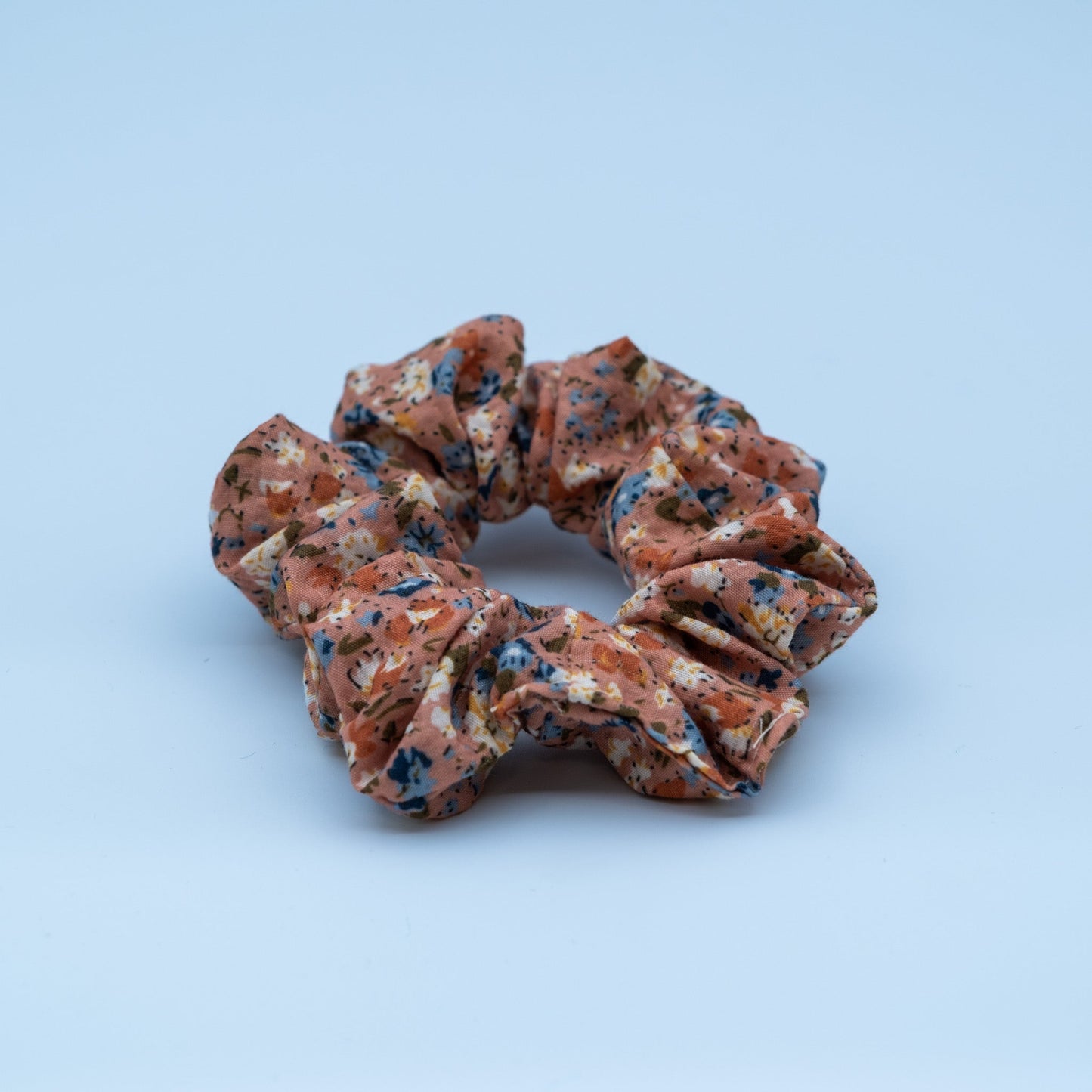 Hårstrikk/scrunchie med avtagbart bånd gammelrosa med blomster - PREG Interiør
