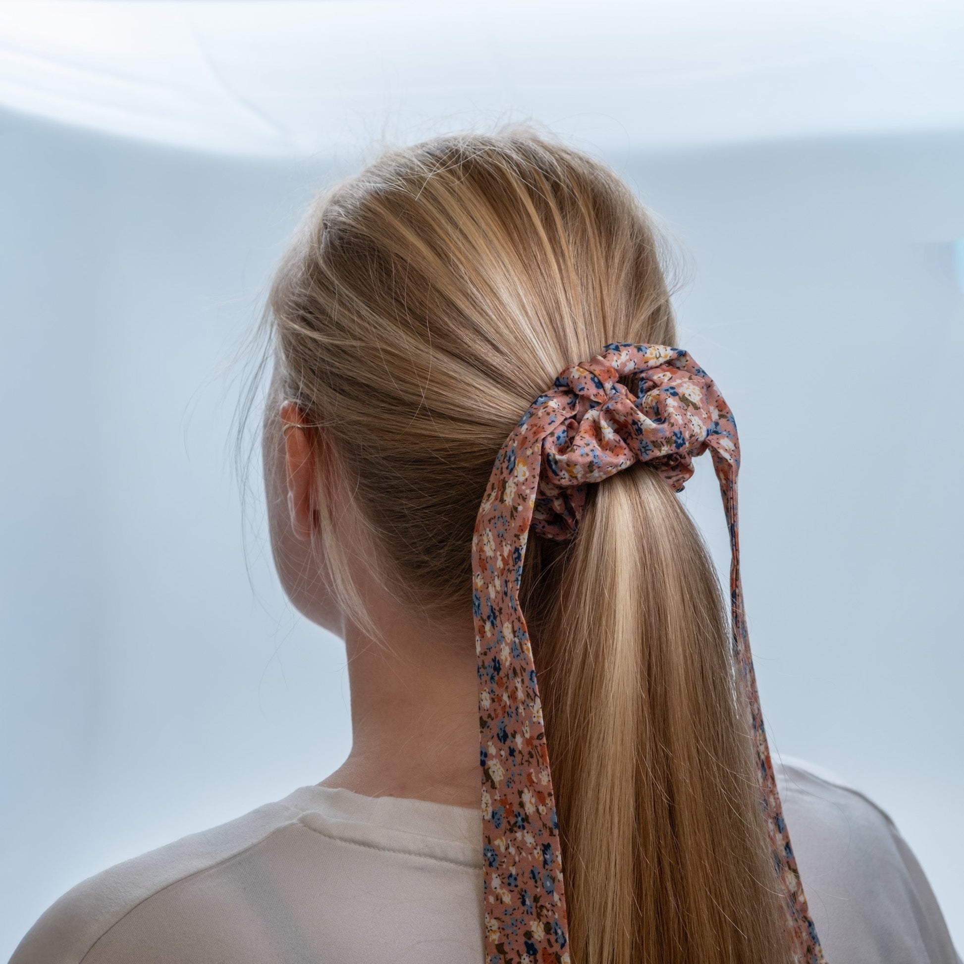 Hårstrikk/scrunchie med avtagbart bånd gammelrosa med blomster - PREG Interiør