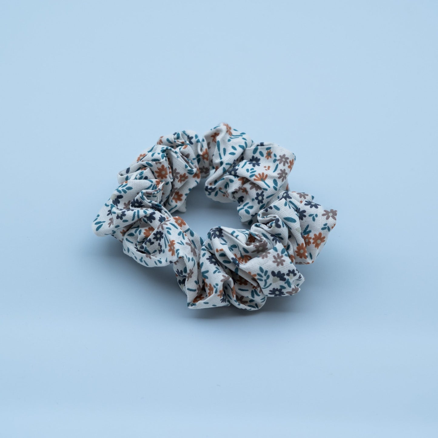 Hårstrikk/scrunchie med avtagbart bånd hvit med blomster - PREG Interiør