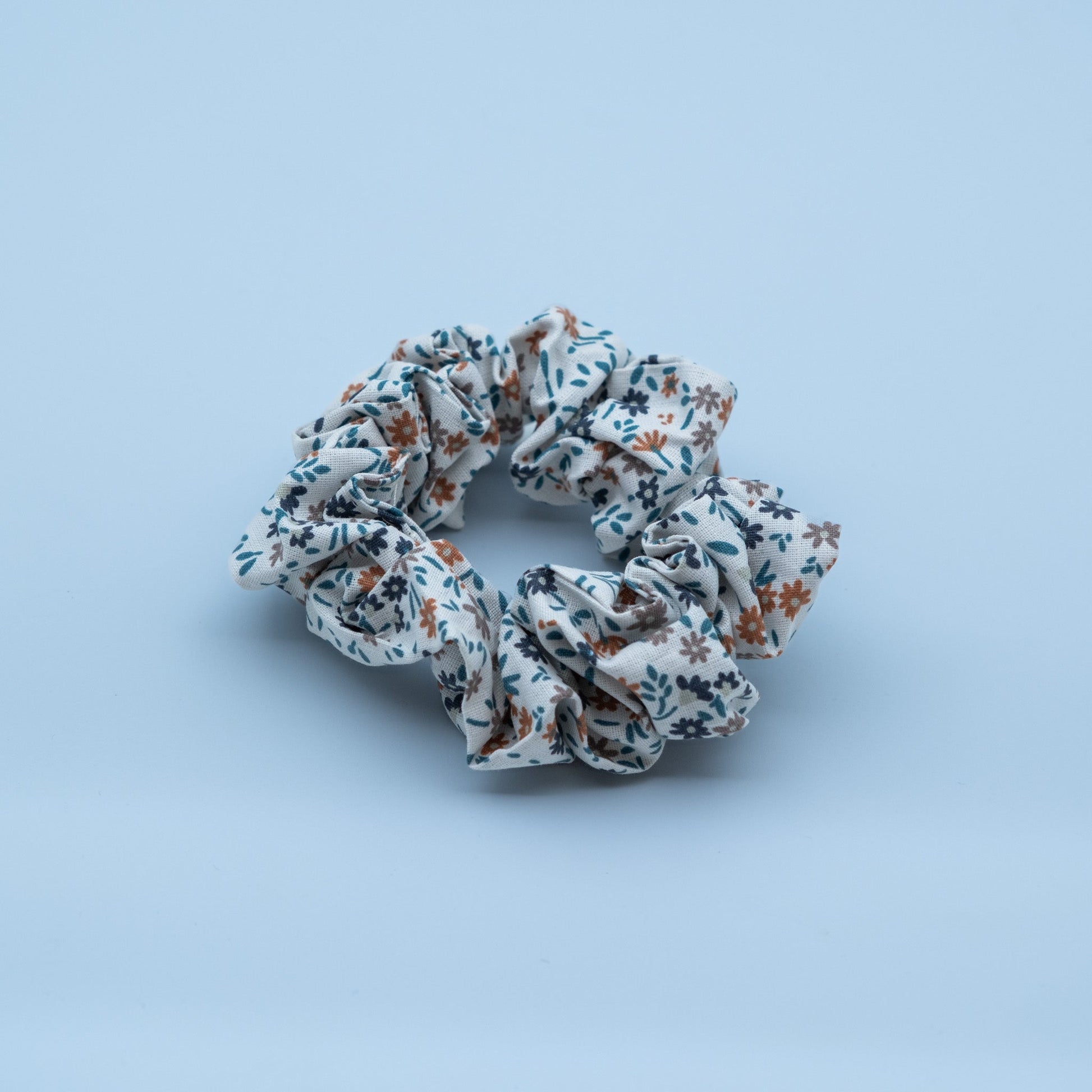 Hårstrikk/scrunchie med avtagbart bånd hvit med blomster - PREG Interiør