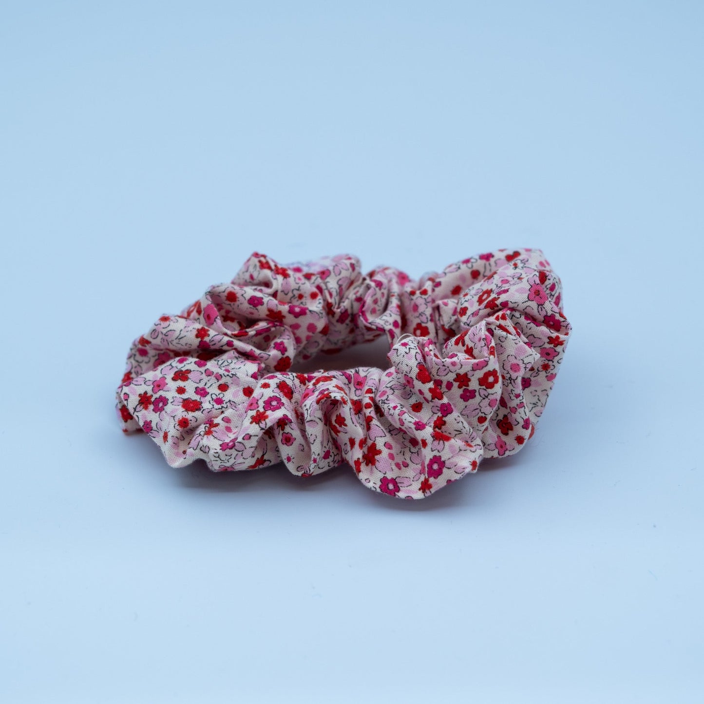 Hårstrikk/scrunchie med avtagbart bånd hvit med rosa blomster - PREG Interiør