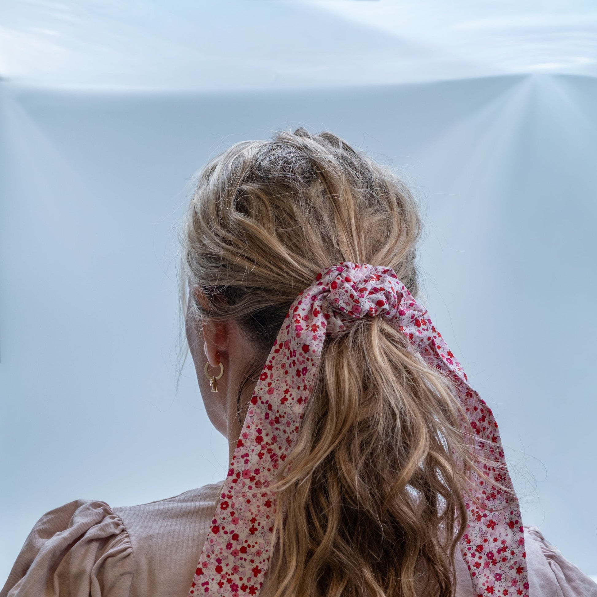 Hårstrikk/scrunchie med avtagbart bånd hvit med rosa blomster - PREG Interiør