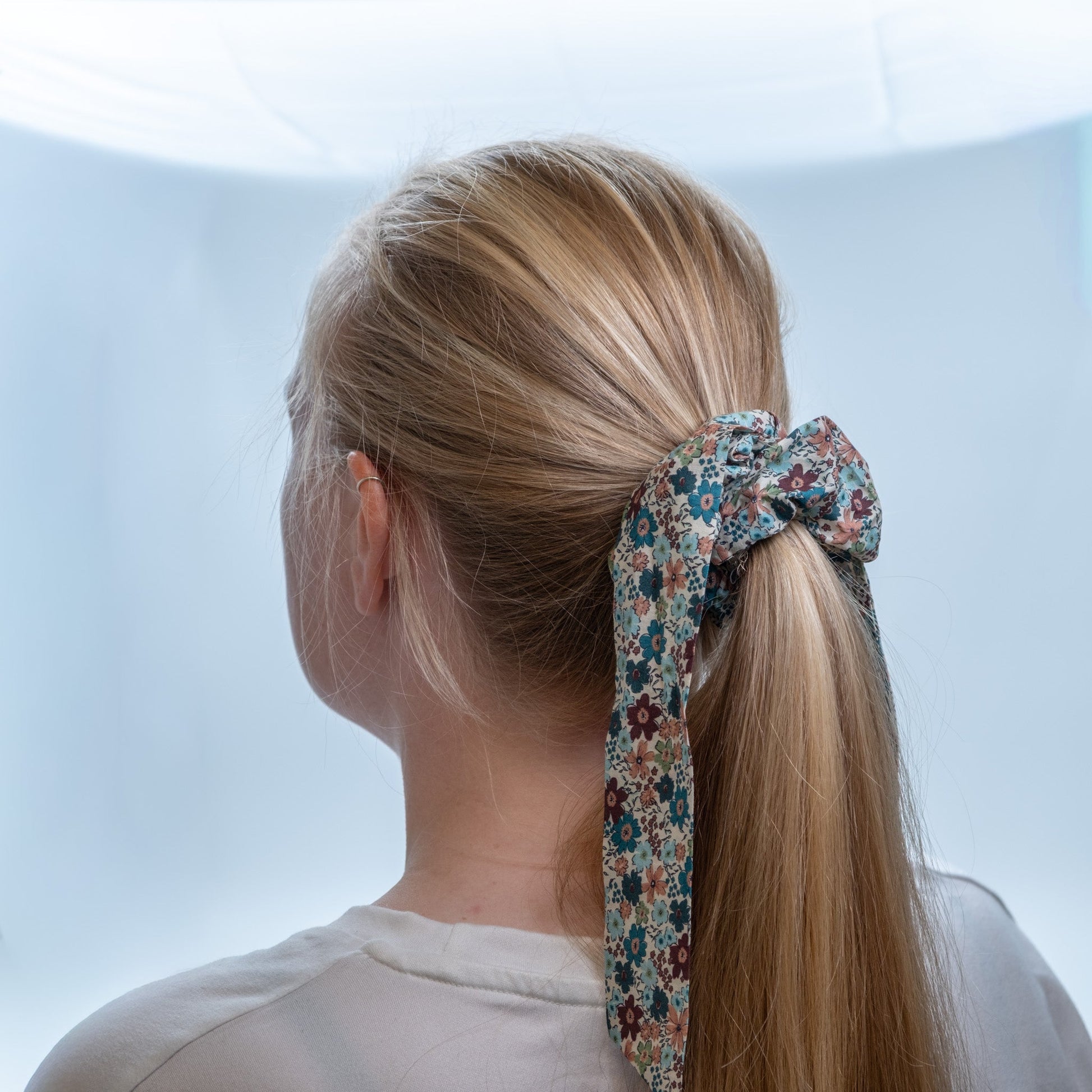 Hårstrikk/scrunchie med avtagbart bånd offwhite med blomster - PREG Interiør