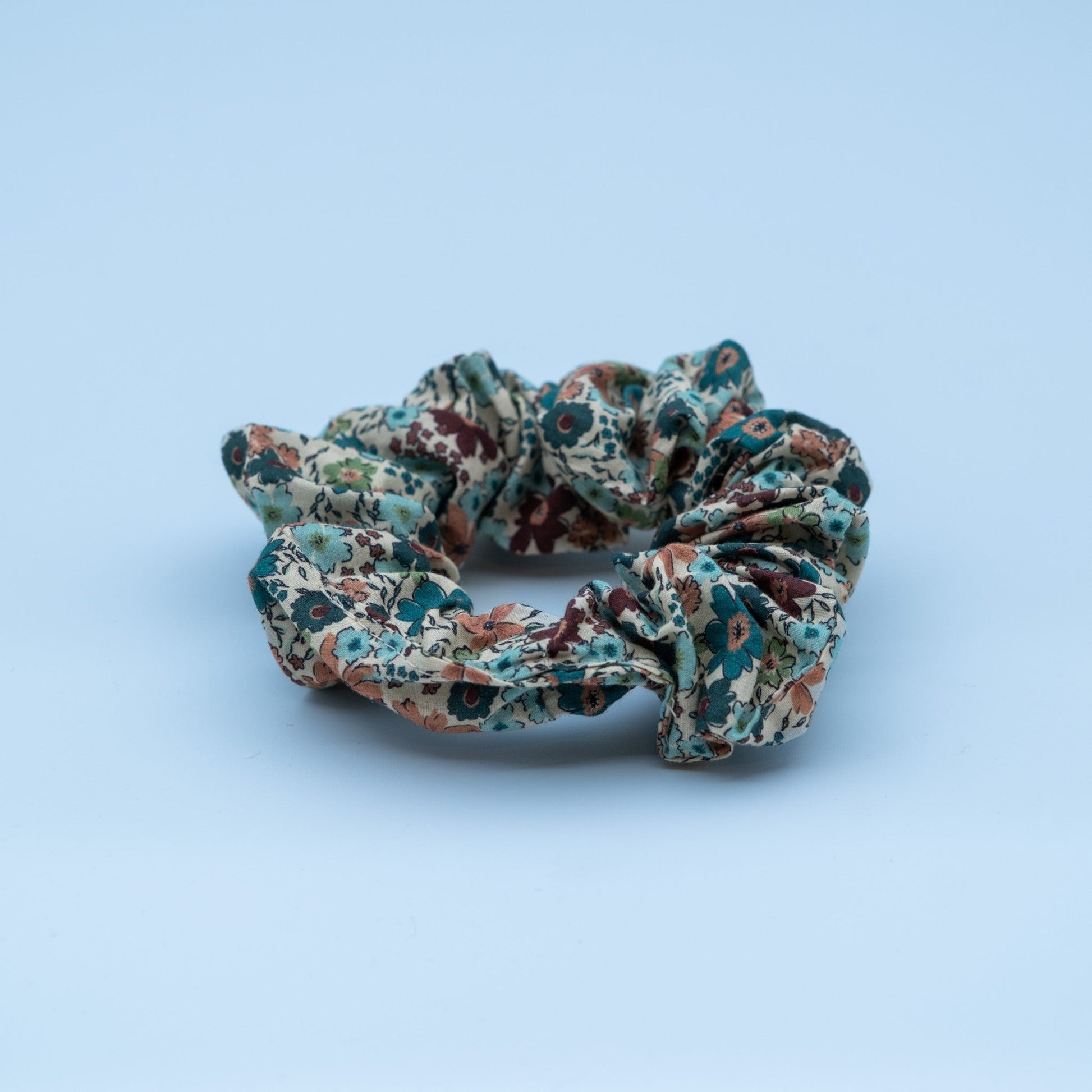 Hårstrikk/scrunchie med avtagbart bånd offwhite med blomster - PREG Interiør