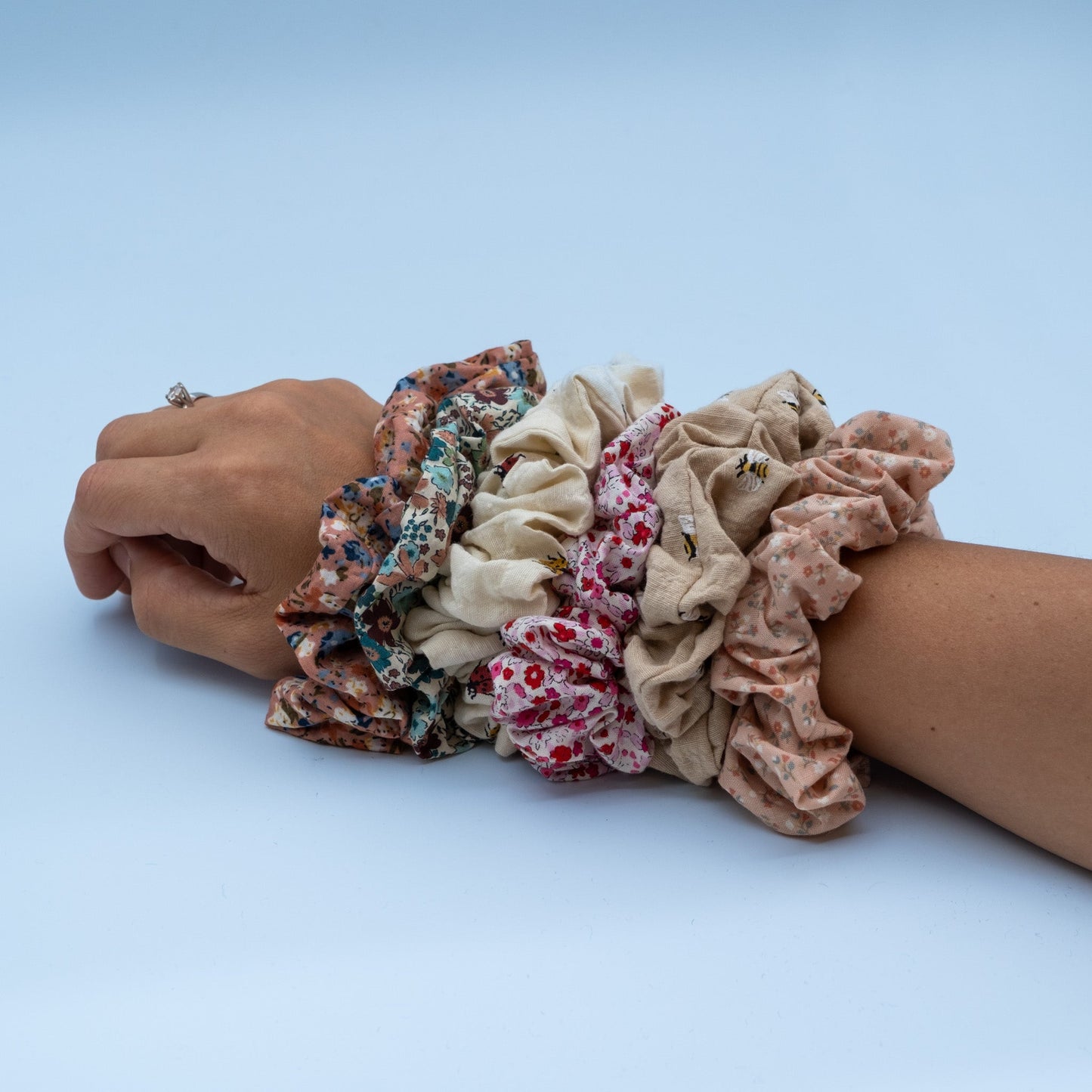 Hårstrikk/scrunchie med avtagbart bånd offwhite med blomster - PREG Interiør
