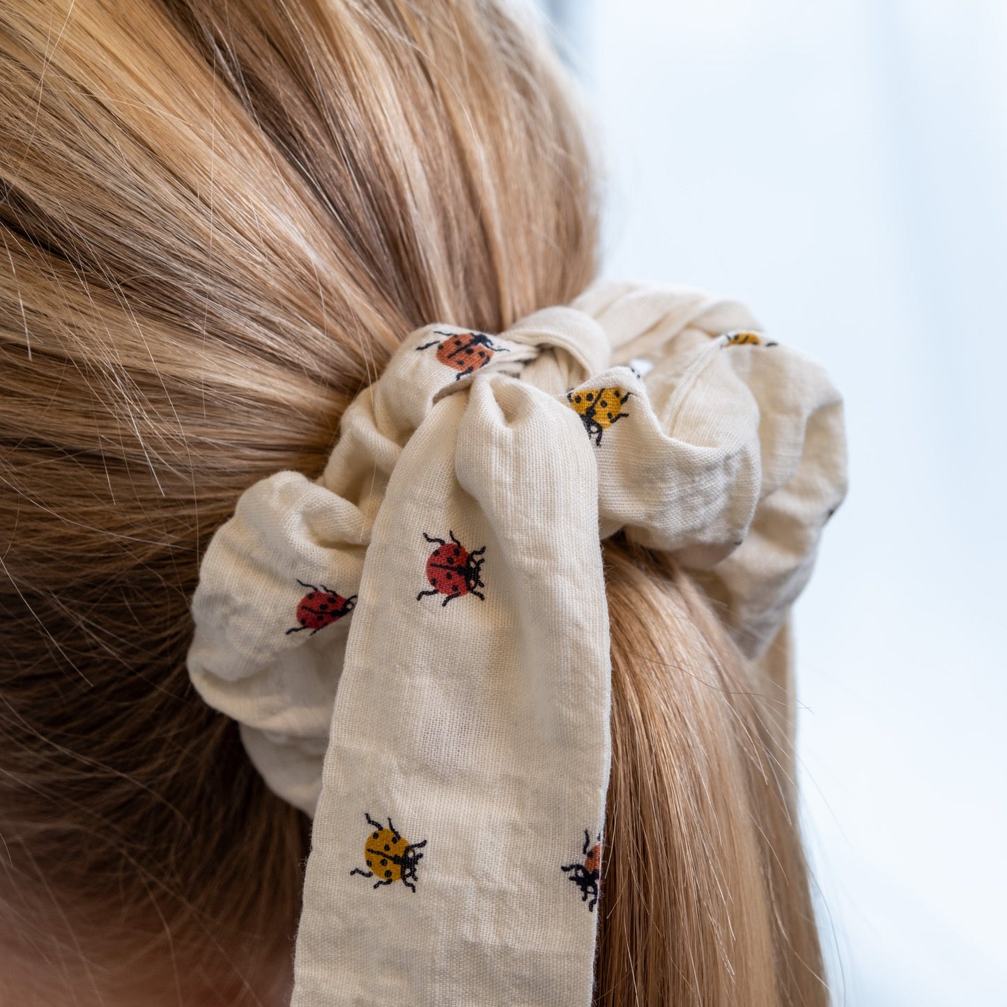 Hårstrikk/scrunchie med avtagbart bånd offwhite med marihøner - PREG Interiør