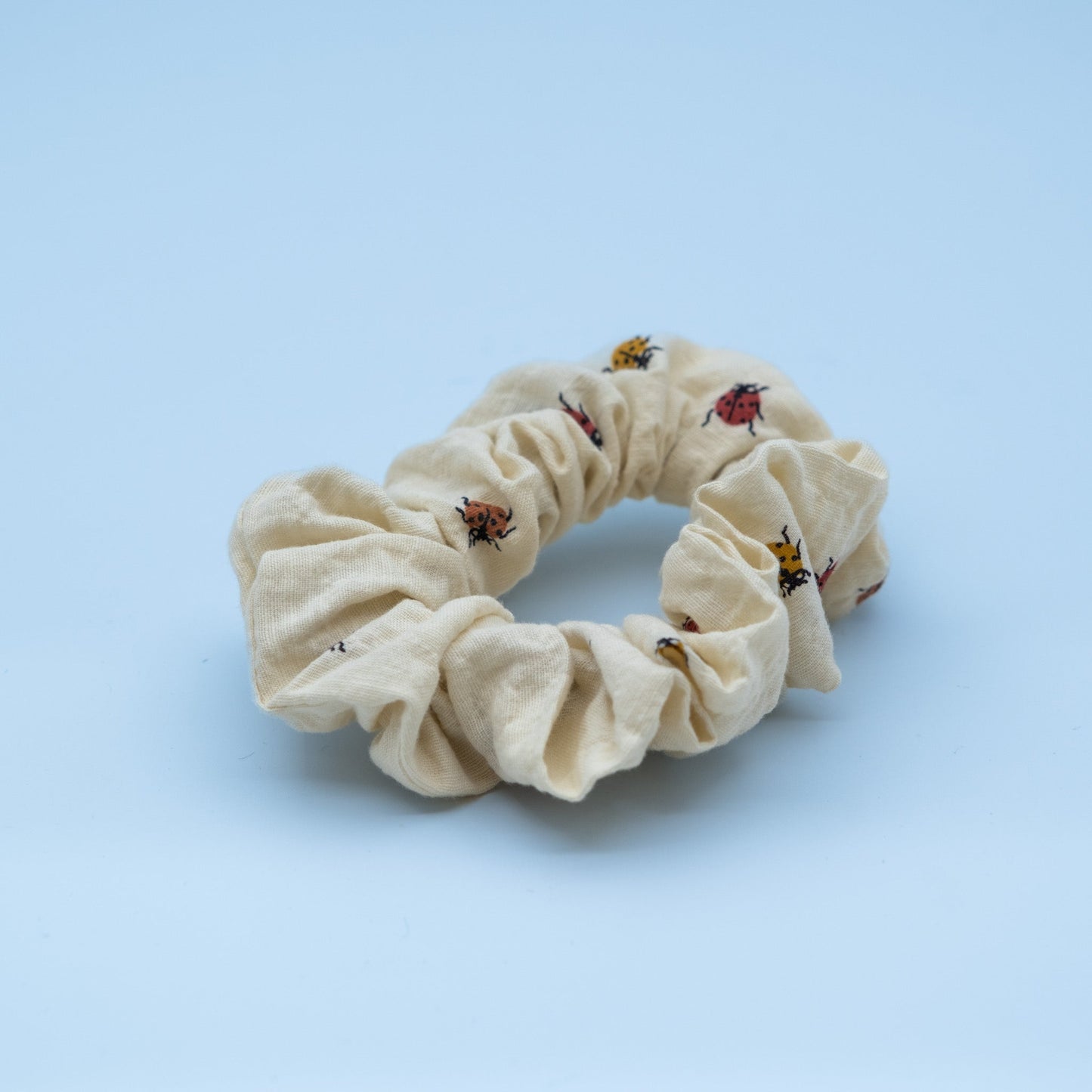 Hårstrikk/scrunchie med avtagbart bånd offwhite med marihøner - PREG Interiør