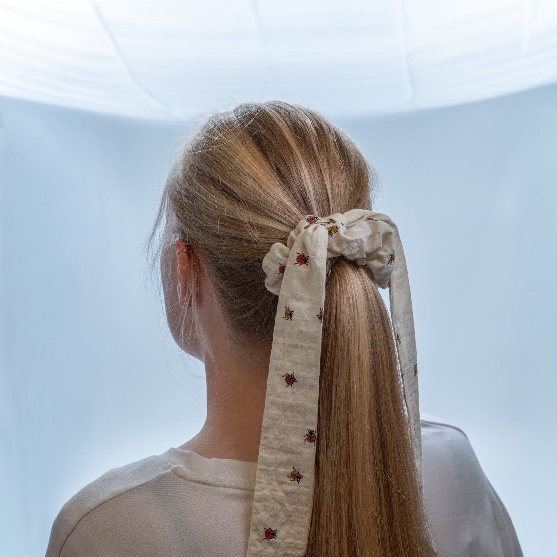 Hårstrikk/scrunchie med avtagbart bånd offwhite med marihøner - PREG Interiør