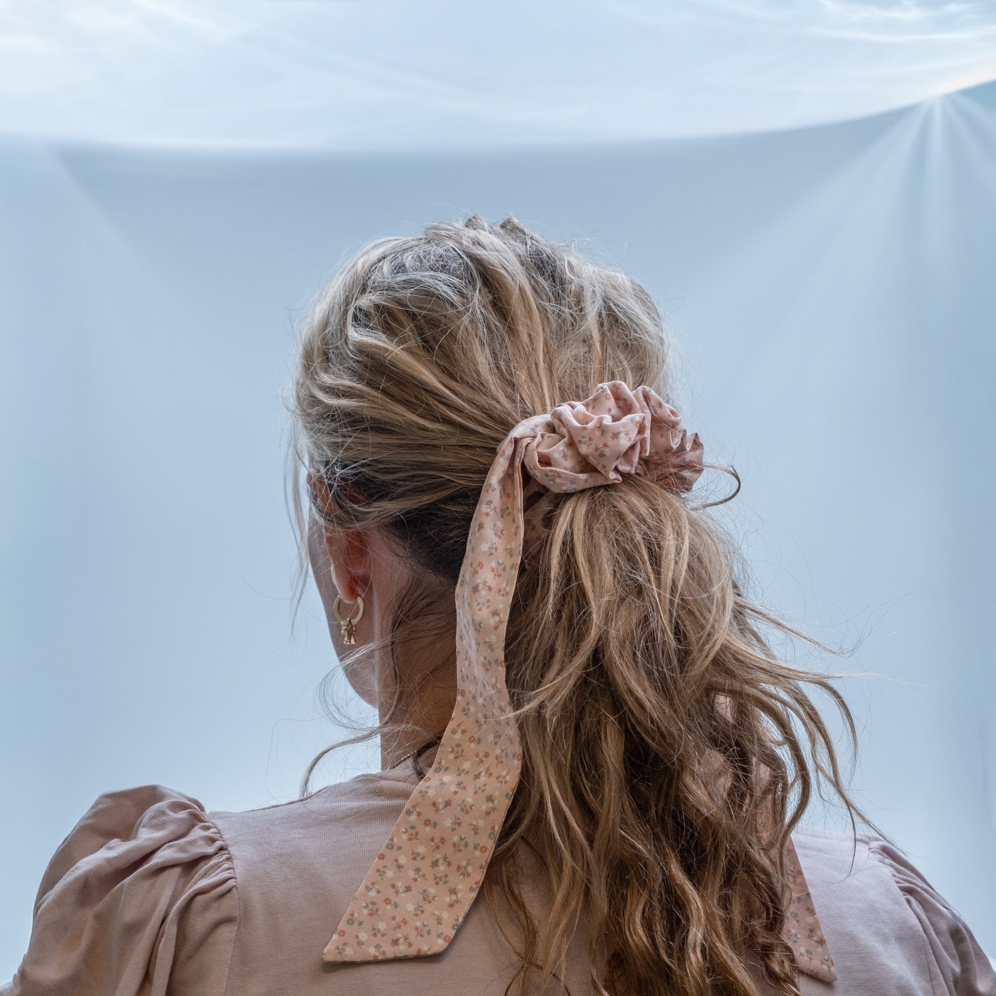 Hårstrikk/scrunchie med avtagbart bånd rosa med blomster - PREG Interiør