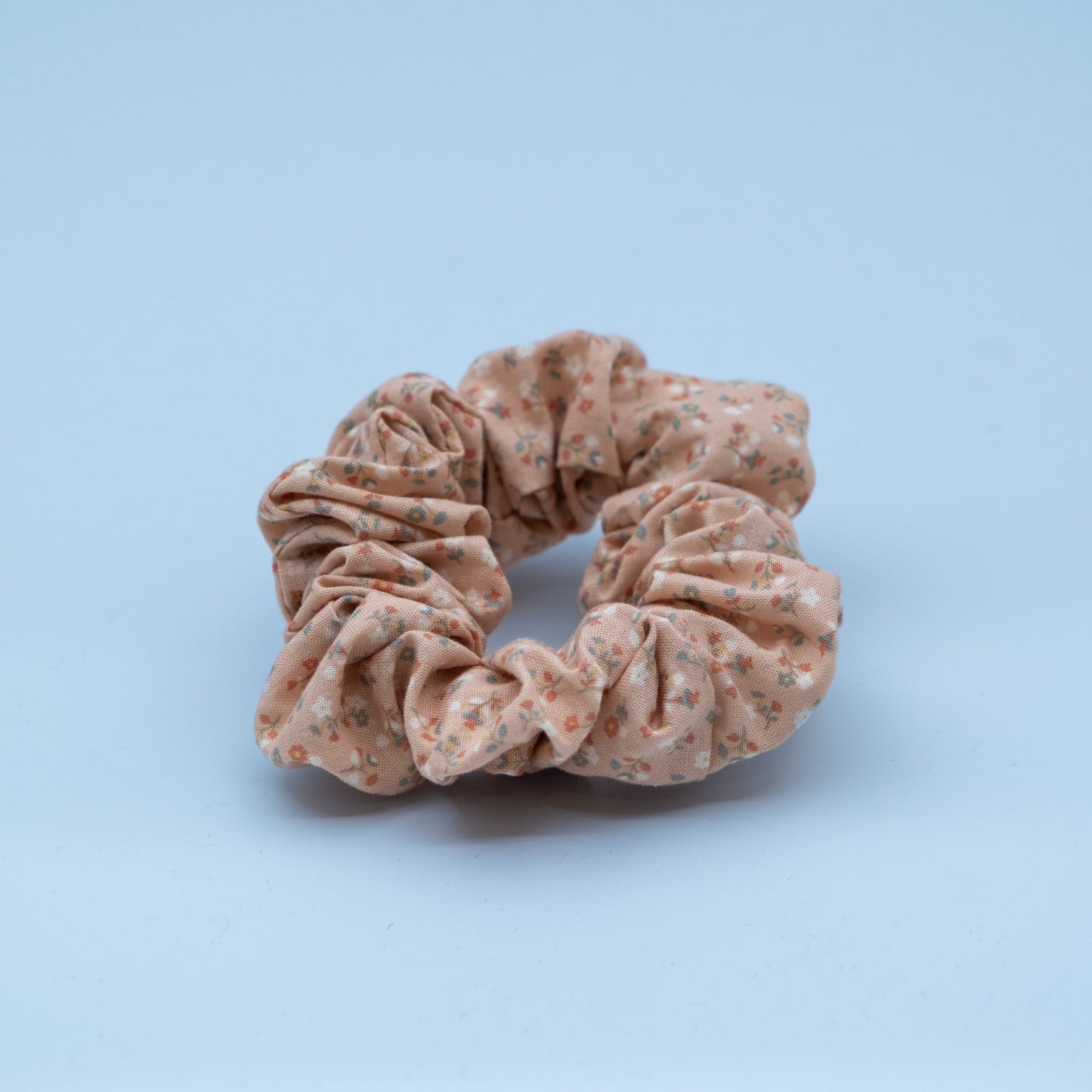 Hårstrikk/scrunchie med avtagbart bånd rosa med blomster - PREG Interiør